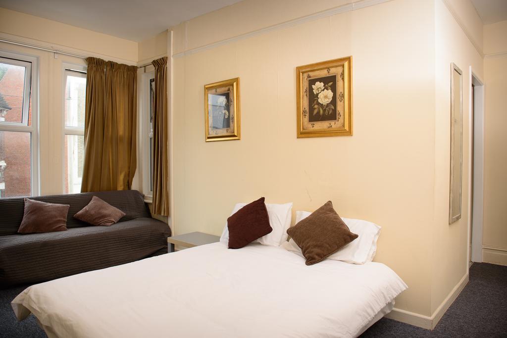 Polygon Villas Southampton Room photo